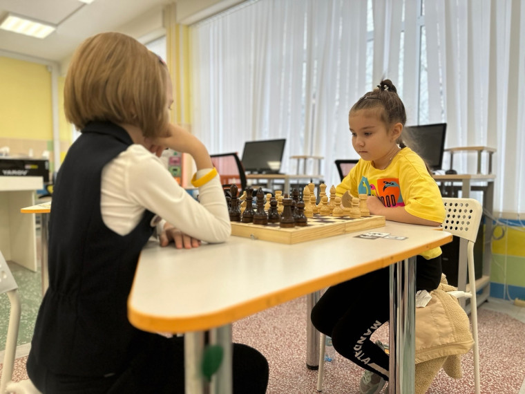 В МБОУ «СТШ» состоялся заключительный отборочный турнир по быстрым шахматам среди обучающихся 1-4 классов общеобразовательных учреждений города Сургута.